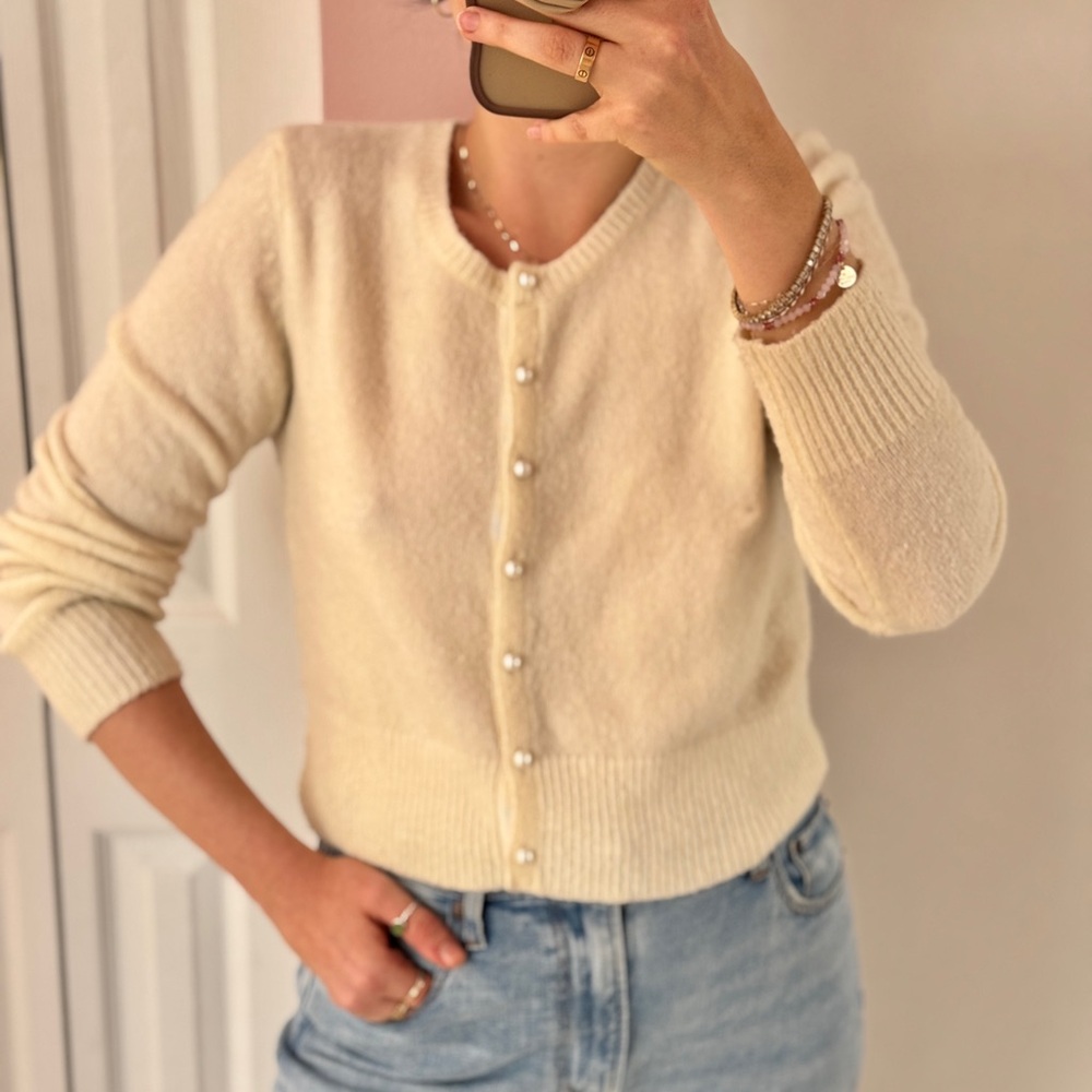 Abercrombie Pearl-Button Crewneck Cardigan Sweater in Cream- Size Medium